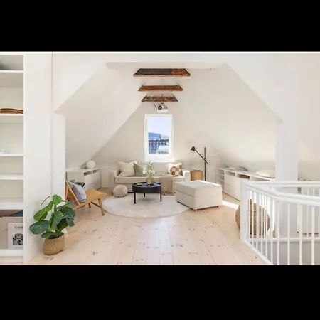 Classic House Over Two Floors Apartment Bergen